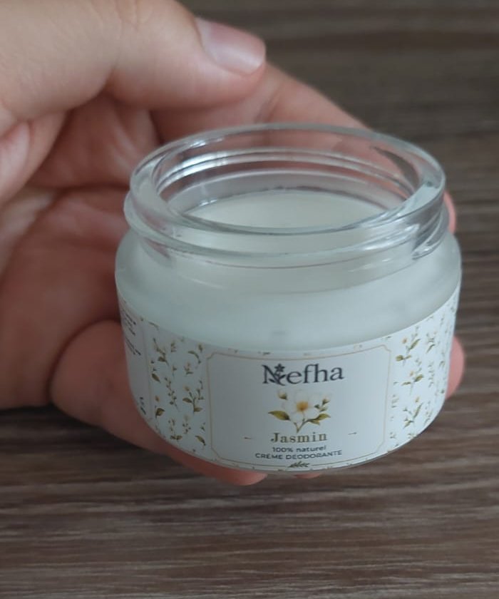 Le pot Jasmin de Nefha ouvert, montrant la texture du baume