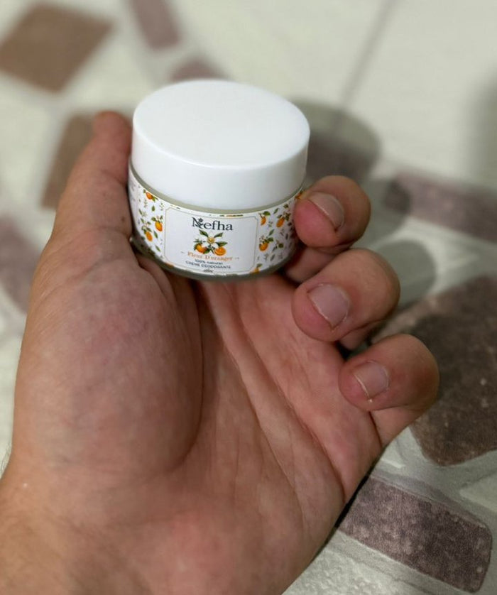 Le pot Nefha Fleur d'oranger tenu en main