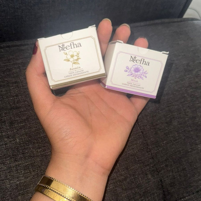 Takwa tient ses deux pots Nefha, Jasmin et Musc